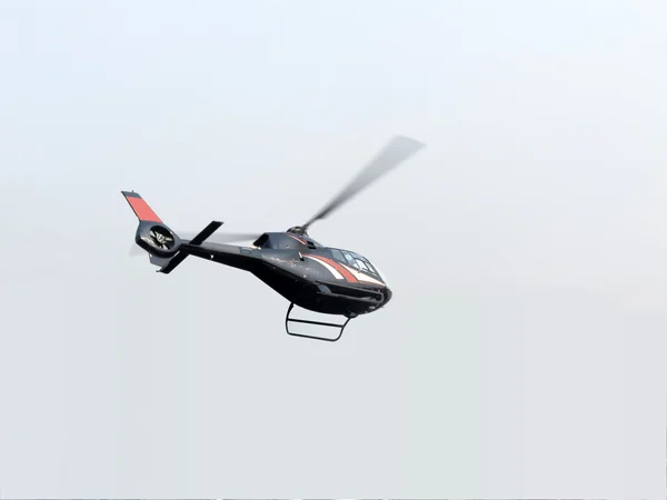 飞行直升机 — 图库照片