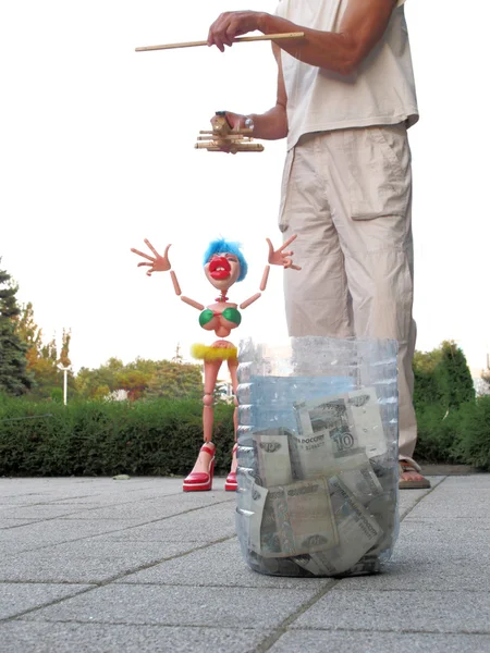 Уличный кукловод — стоковое фото