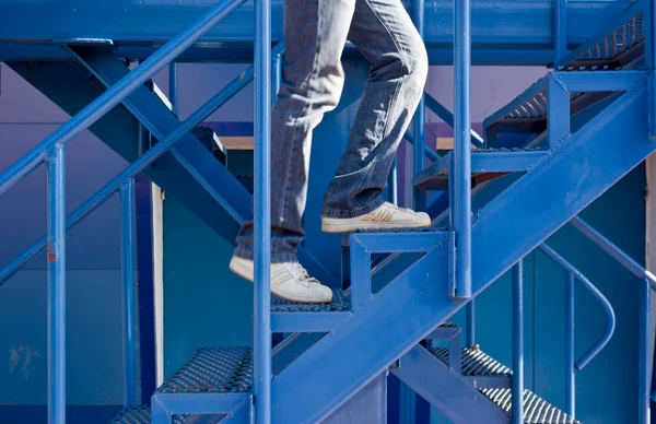 En man kör upp för trapporna — Stockfoto