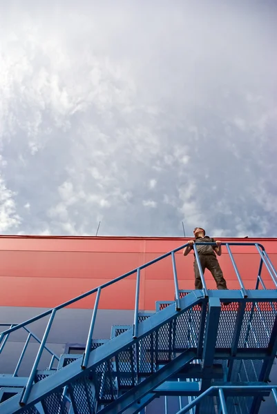 Um homem a subir as escadas — Fotografia de Stock