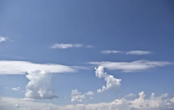 Nyugodt ég és a felhők — Stock Fotó