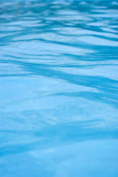 Bela água da piscina azul refrescante — Fotografia de Stock