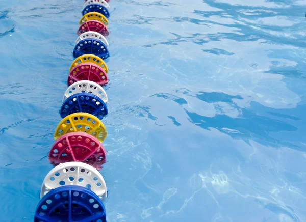 Bela água da piscina azul refrescante — Fotografia de Stock