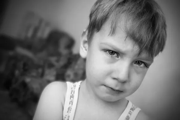 Печальный мальчик — стоковое фото