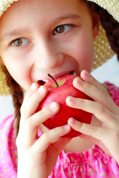 Όμορφο κορίτσι τρώει πορτοκαλί — Φωτογραφία Αρχείου