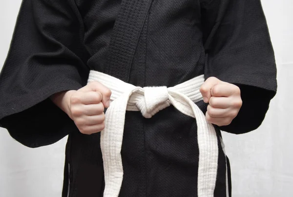 Zwarte kimono en een witte riem. — Stockfoto