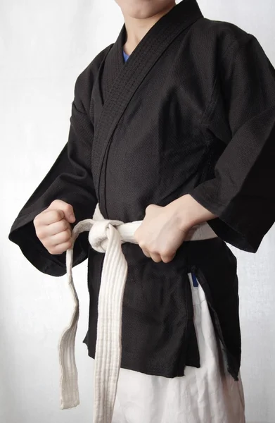 Kimono noir et ceinture blanche . — Photo