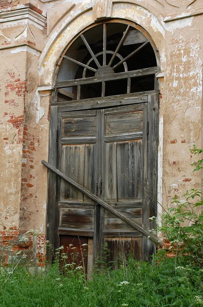 Porta trancada da igreja abandonada — Fotografia de Stock