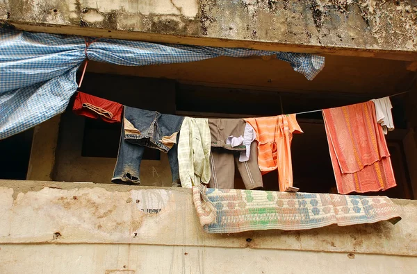 Abbigliamento sulla corda nel balcone — Foto Stock