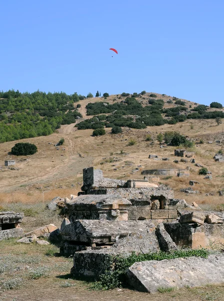 Gleitschirmflug über Ruinen von Hierapolis — Stockfoto