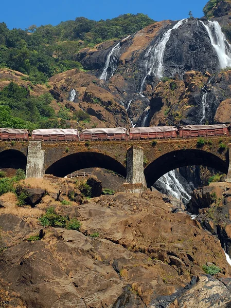Rautatiesilta ja Dudhsagar Waterfall — kuvapankkivalokuva