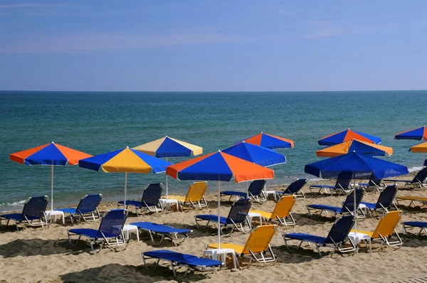 Яркие зонтики на пляже — стоковое фото
