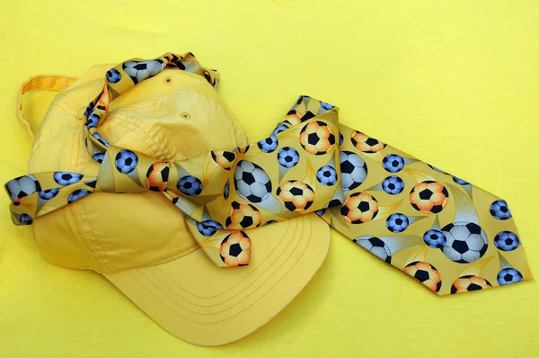 Berretto da baseball giallo e cravatta — Foto Stock