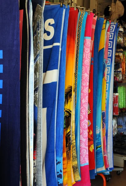 Asciugamani al negozio di souvenir sulla spiaggia — Foto Stock