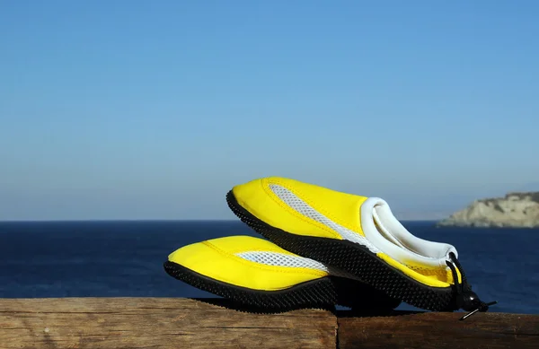Beachshoes Against the Sea Background — Stock Photo, Image