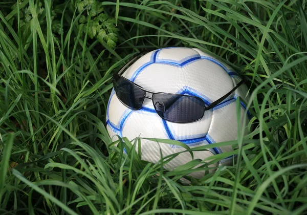 Bola de futebol em óculos de sol — Fotografia de Stock