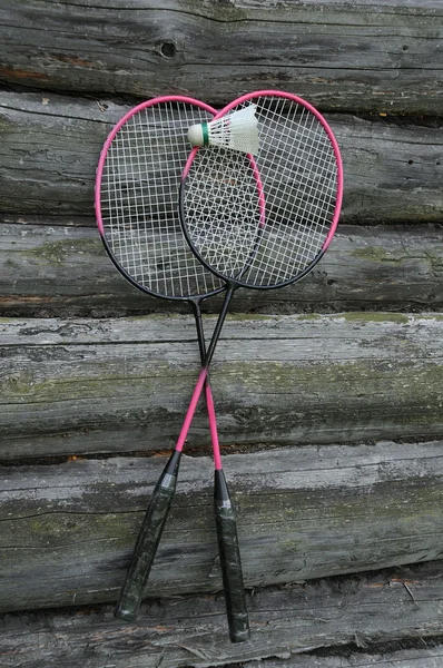 Badminton Rackets and Birdie on the Wooden Wall — Stock Photo, Image