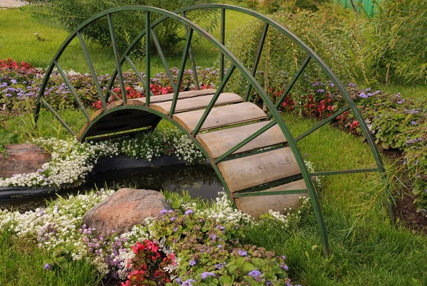 Bahçe kemerli köprü — Stok fotoğraf