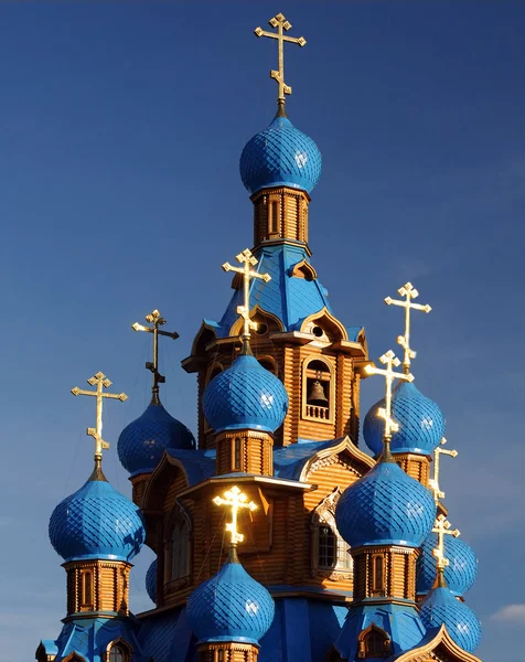 Ξύλινα Ορθόδοξη εκκλησία με τους γαλάζιους τρούλους — Φωτογραφία Αρχείου