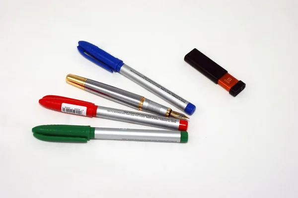Colour pens & memory stick — Stock Photo, Image