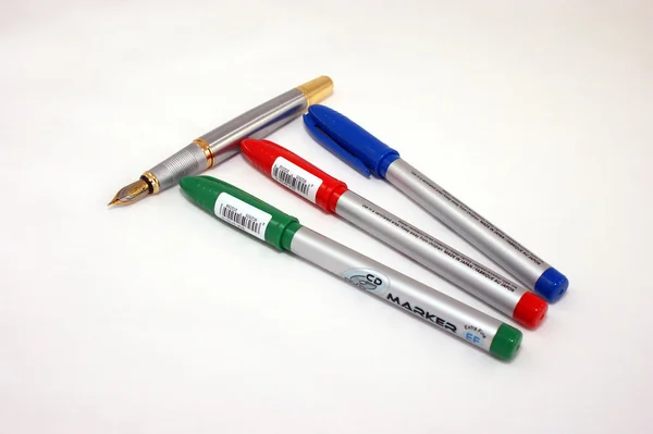 Színes tollak fehér háttér — Stock Fotó