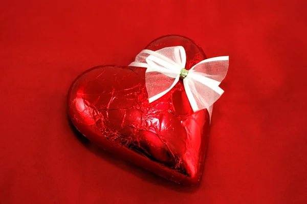 Coeur chocolat sur fond rouge — Photo