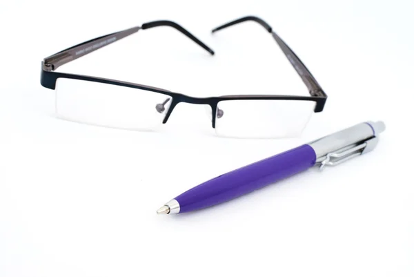 Óculos e caneta — Fotografia de Stock