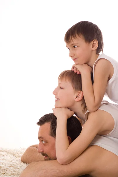 Vater mit seinen beiden Söhnen liegend — Stockfoto