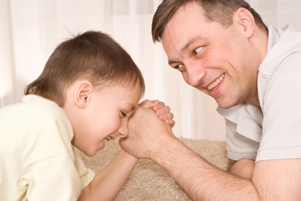 Father and son fight on his hands — Stock Photo, Image