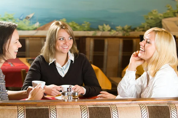 Drie jonge vrouwen praten — Stockfoto