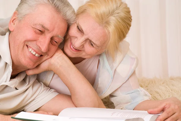 Felice sorridente coppia anziana — Foto Stock