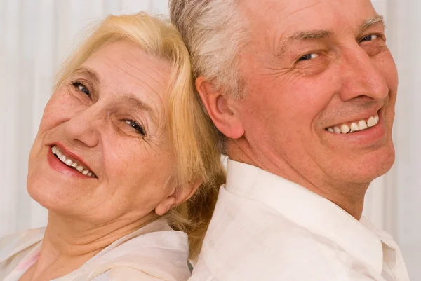 Männer und Frauen mittleren Alters lachen — Stockfoto