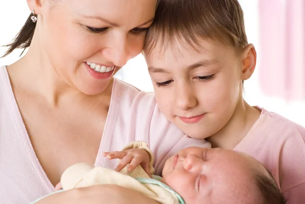 Mother looks at the newborn — Stock Photo, Image