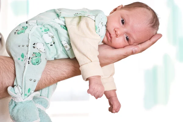 Nyfödda ligger på armen av sin far — Stockfoto