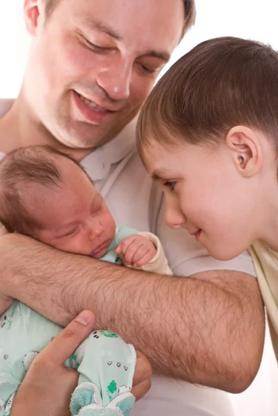 Pai segurando recém-nascido — Fotografia de Stock