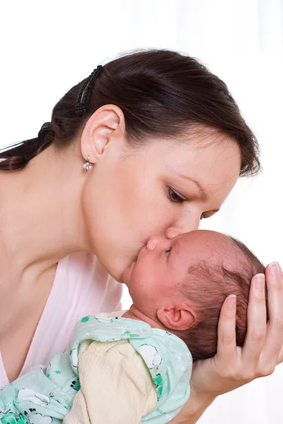 Anne bebek tutan — Stok fotoğraf