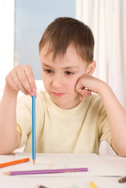Bir kalem ile sinirli çocuk — Stok fotoğraf