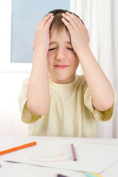 Bir kalem ile sinirli çocuk — Stok fotoğraf