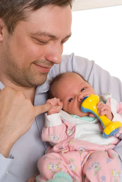 Baba holding yeni doğan kız — Stok fotoğraf