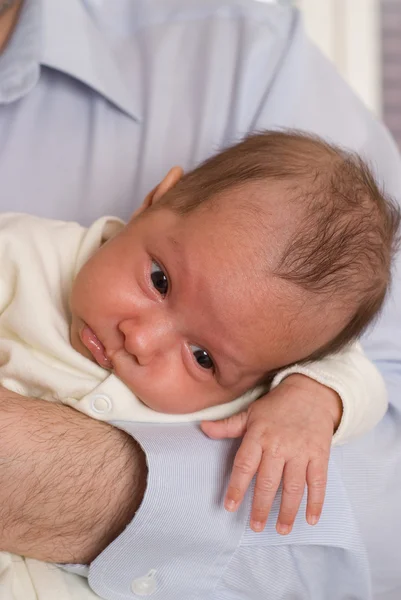 Novorozenec spí v náručí otce — Stock fotografie