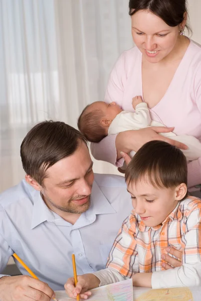 Couple with two children resting — Stock Photo, Image