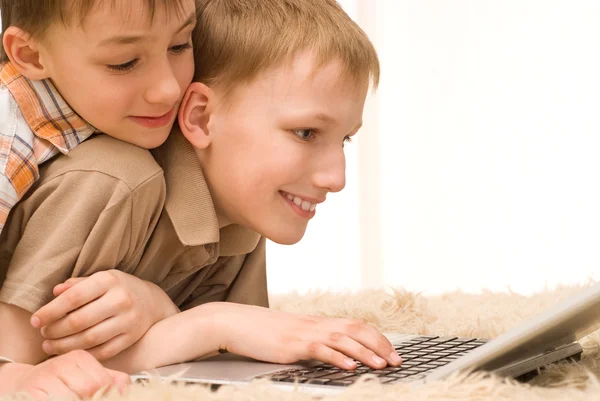 Irmãos com laptop — Fotografia de Stock