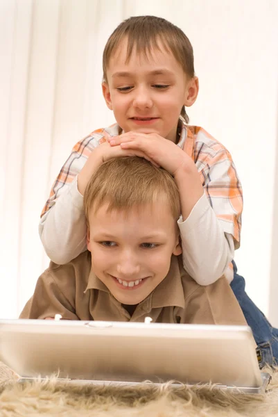 Irmãos com laptop — Fotografia de Stock