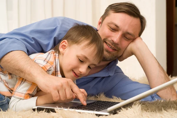 Pai com filhos é com laptop — Fotografia de Stock