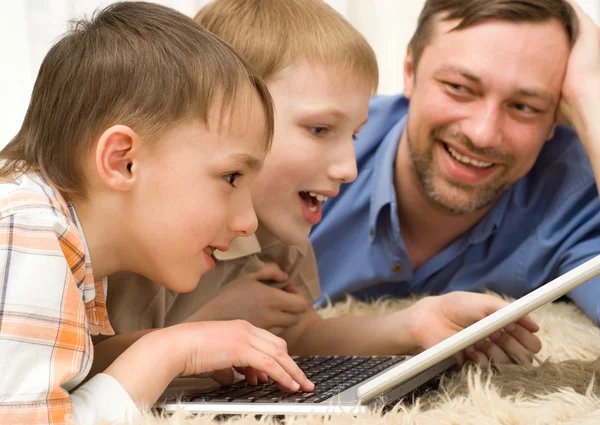Two brothers playing on a laptop — Stock Photo, Image
