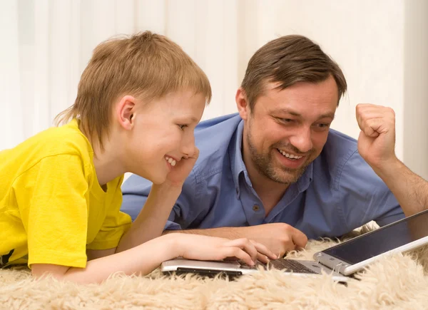 Pai brincando com seu filho — Fotografia de Stock
