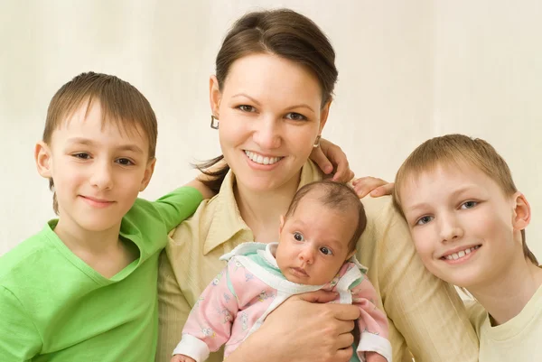Mutter mit drei Kindern — Stockfoto