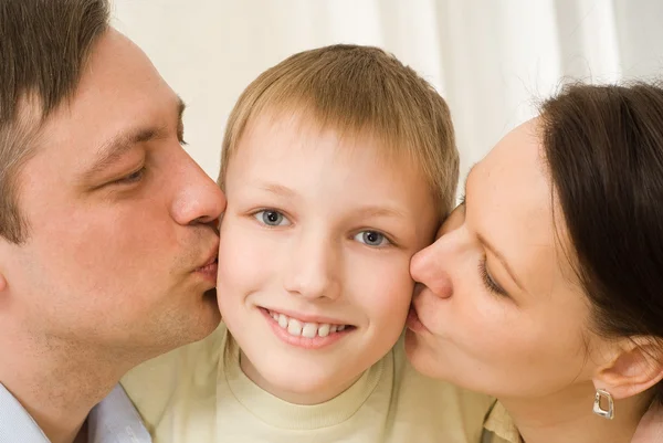 Родители целуют ее ребенка — стоковое фото