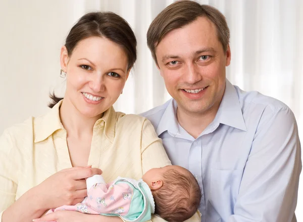 新生児に対する手を繋いでいるカップル — ストック写真