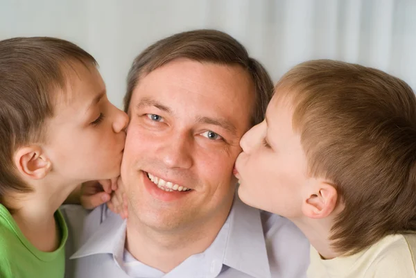 Brothers together kissing father — Stock Photo, Image
